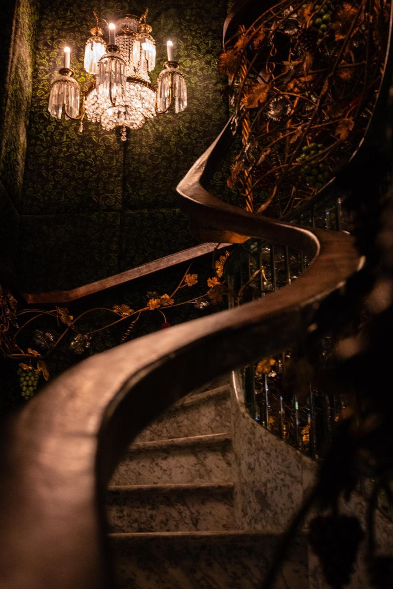Отель Crazy Bear Биконсфилд Экстерьер фото The spiral staircase