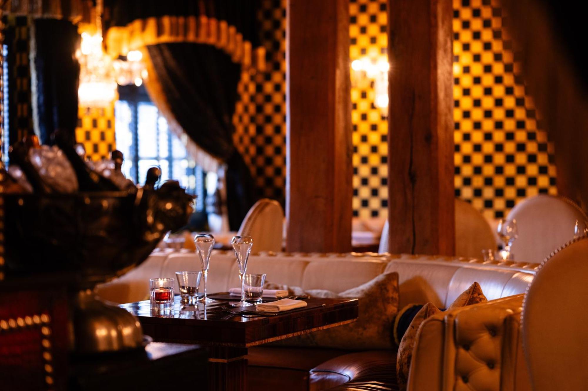Отель Crazy Bear Биконсфилд Экстерьер фото Interior of the restaurant