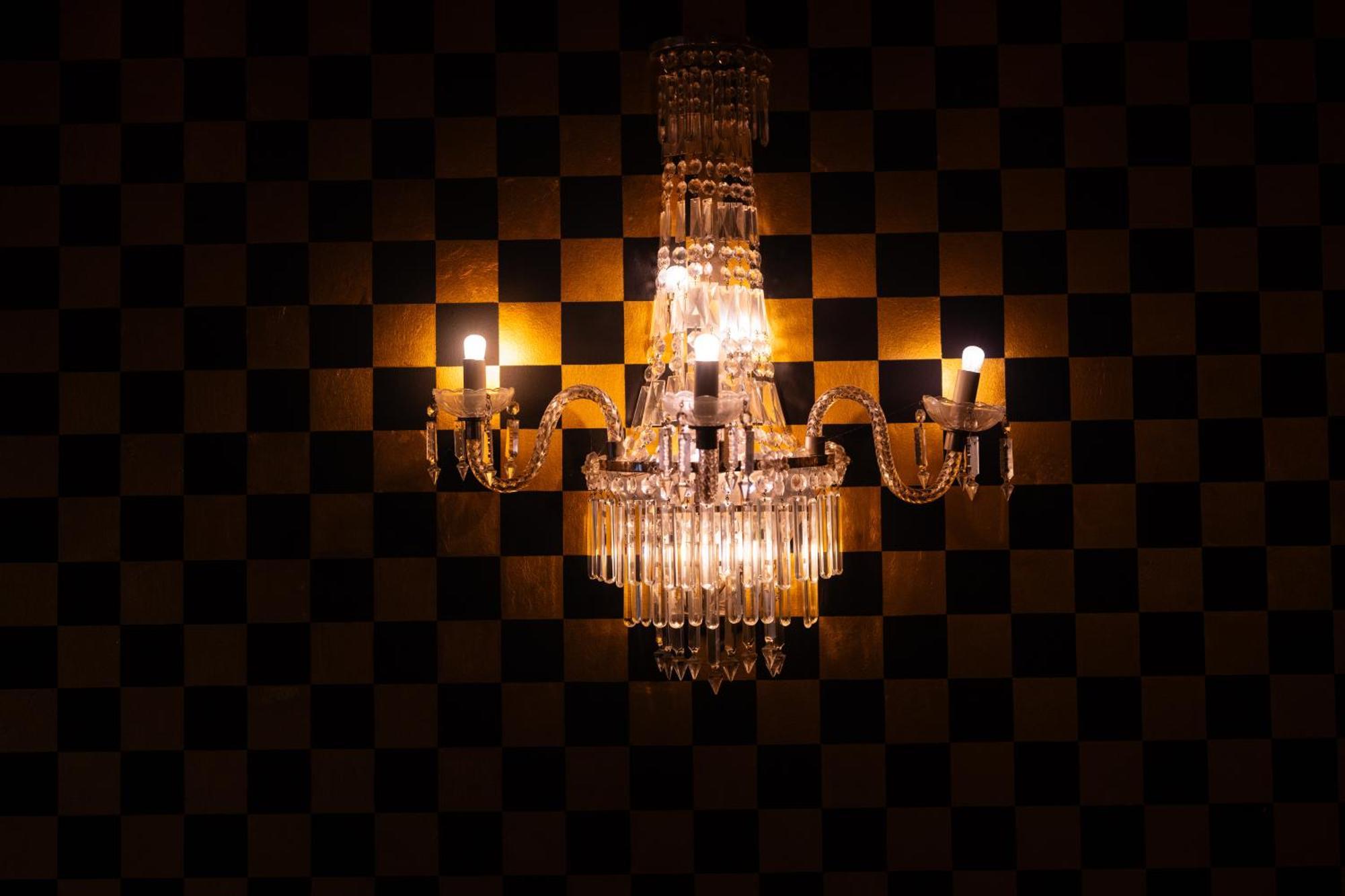 Отель Crazy Bear Биконсфилд Экстерьер фото A wall-mounted chandelier