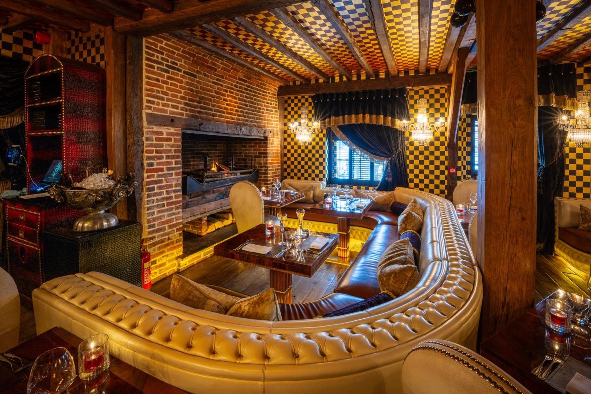Отель Crazy Bear Биконсфилд Экстерьер фото Interior of the restaurant
