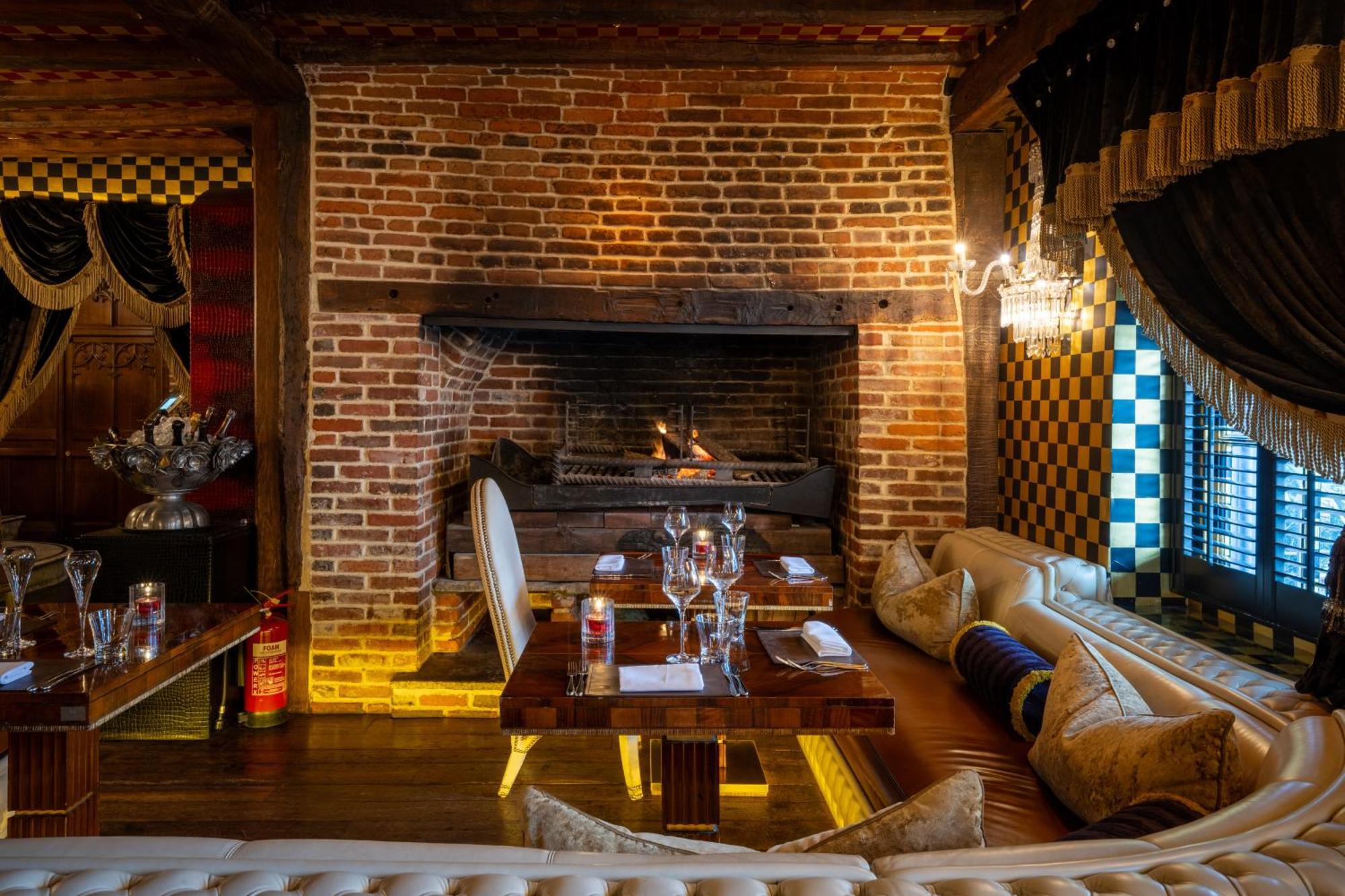 Отель Crazy Bear Биконсфилд Экстерьер фото The restaurant's interior