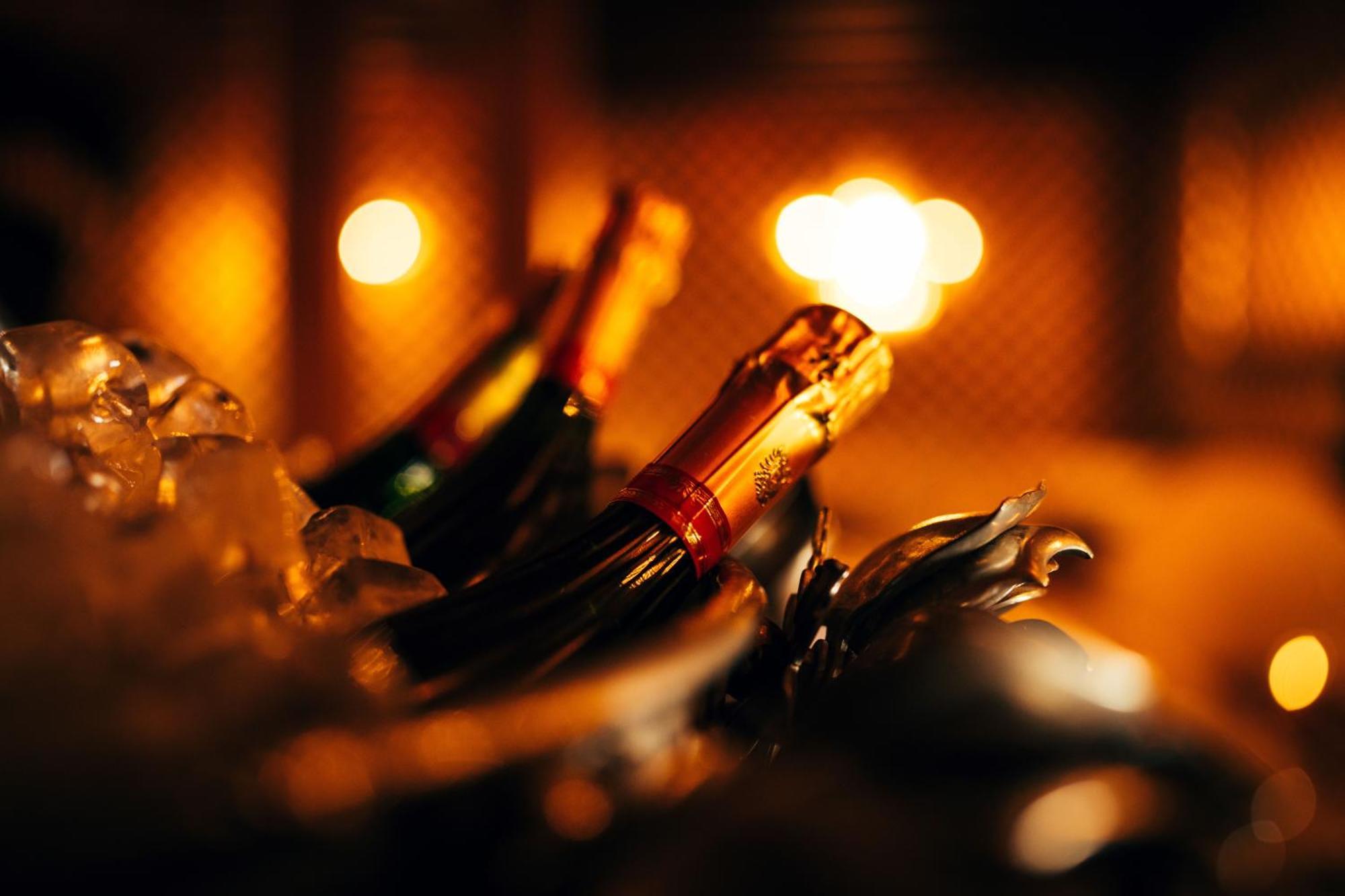 Отель Crazy Bear Биконсфилд Экстерьер фото Champagne bottles in a cooler