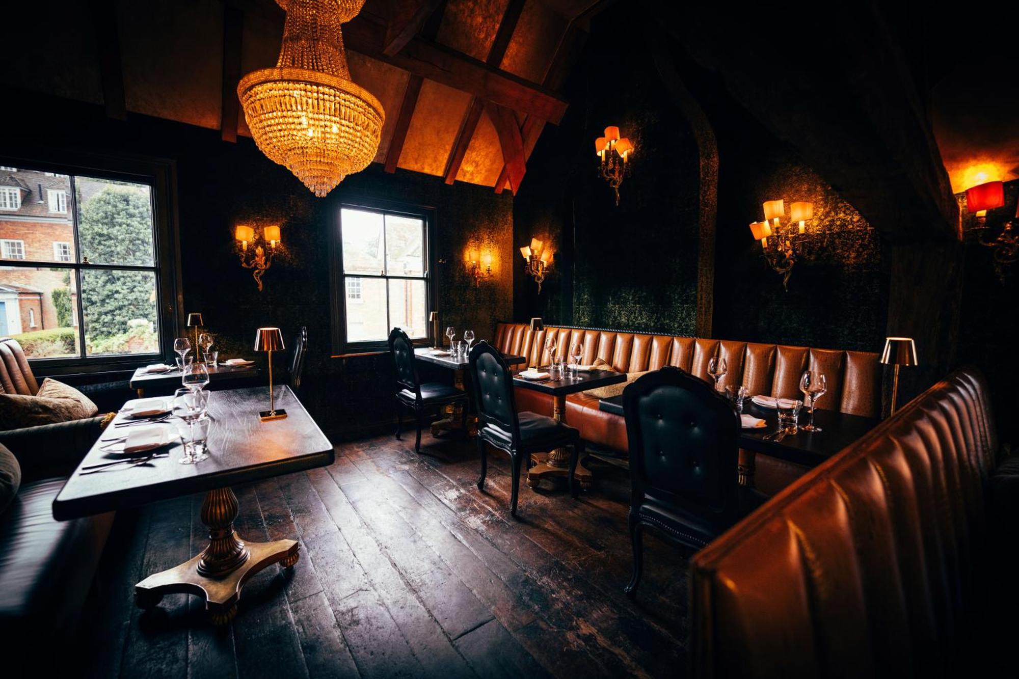 Отель Crazy Bear Биконсфилд Экстерьер фото The interior of the restaurant