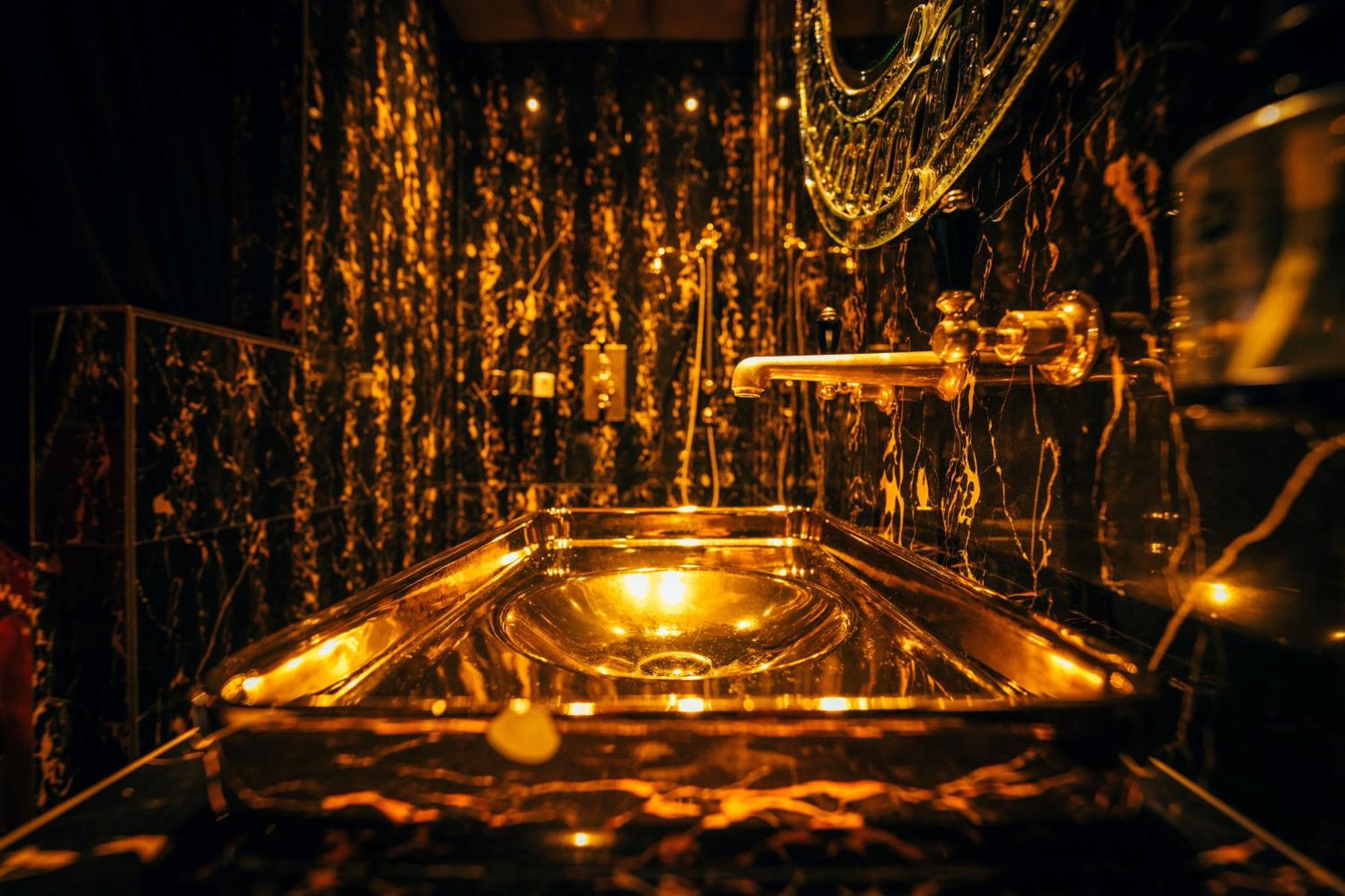 Отель Crazy Bear Биконсфилд Экстерьер фото The Golden Hall