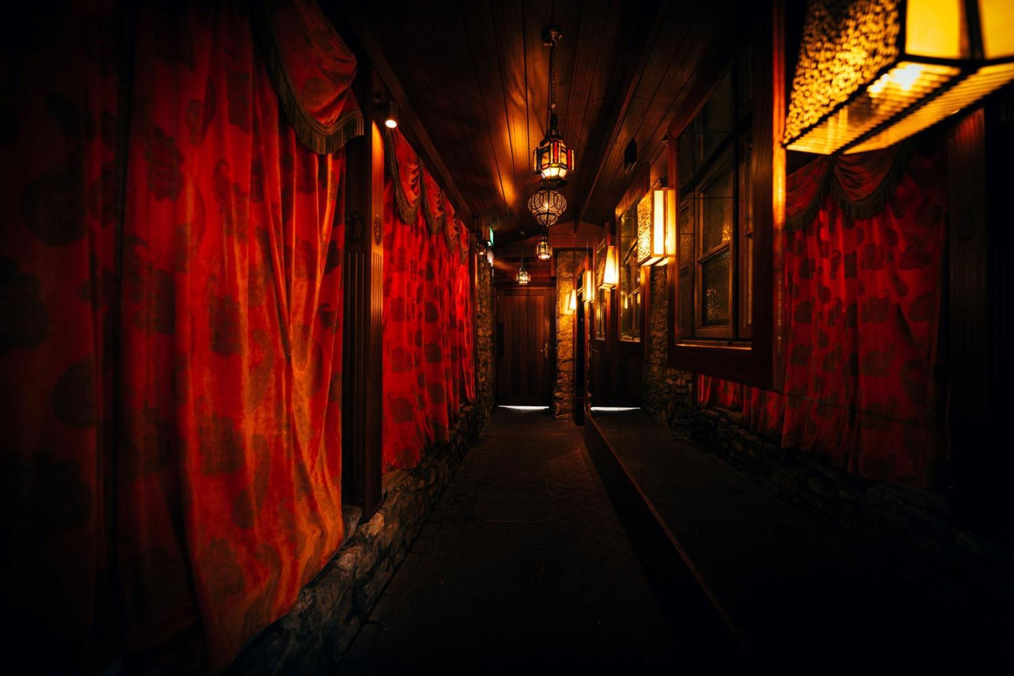 Отель Crazy Bear Биконсфилд Экстерьер фото The interior of a traditional Japanese bathhouse