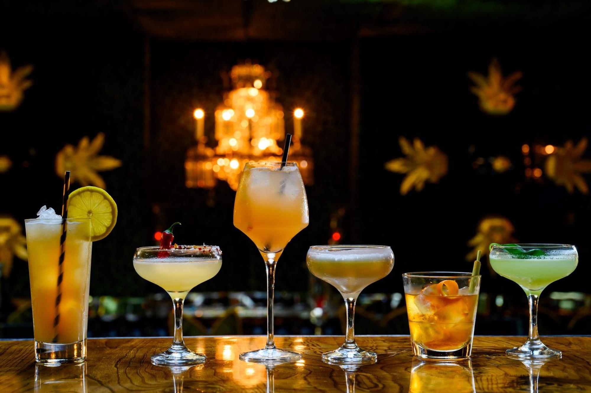 Отель Crazy Bear Биконсфилд Экстерьер фото Cocktails at the bar