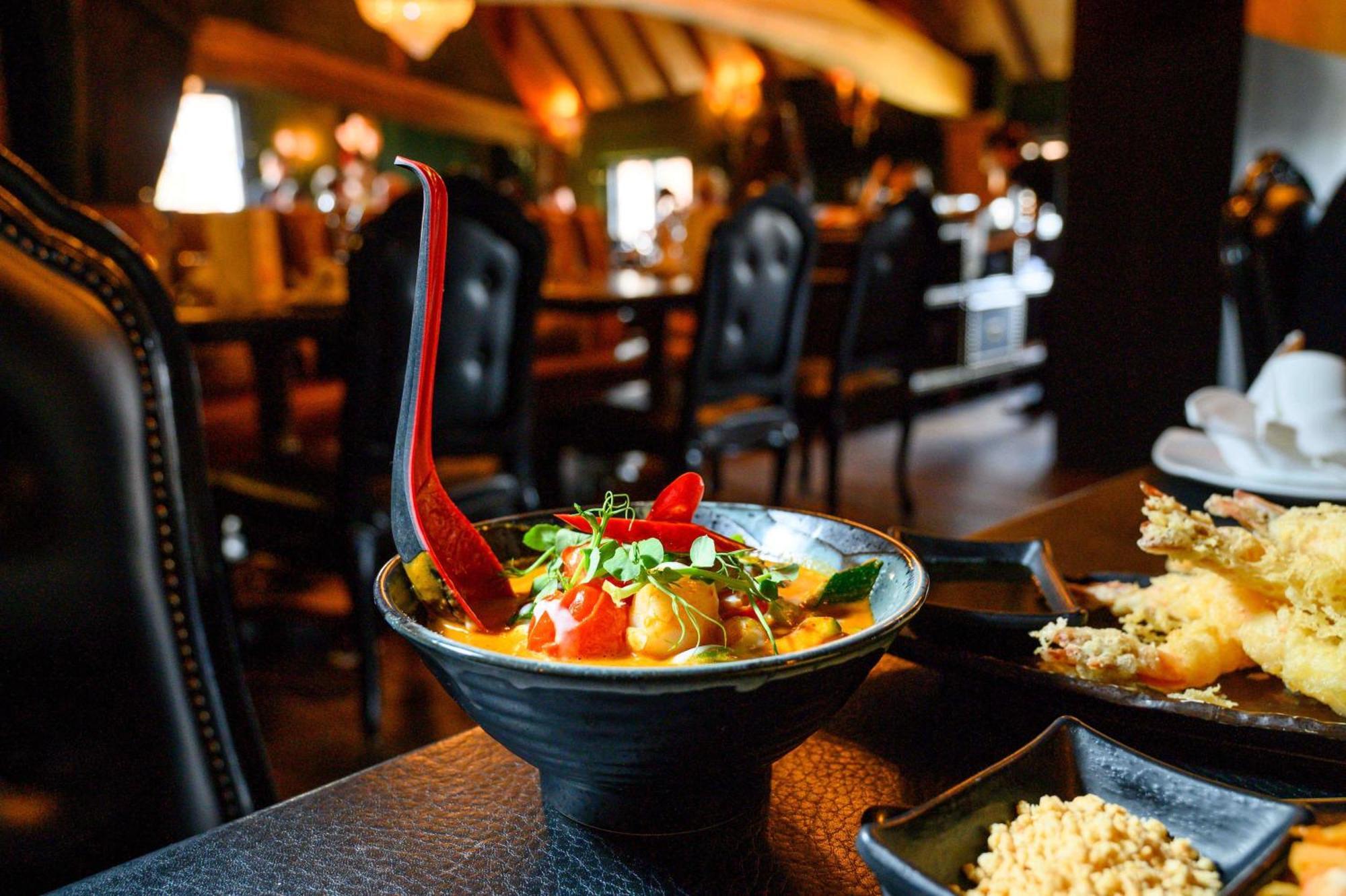 Отель Crazy Bear Биконсфилд Экстерьер фото Thai food at a restaurant in Bangkok
