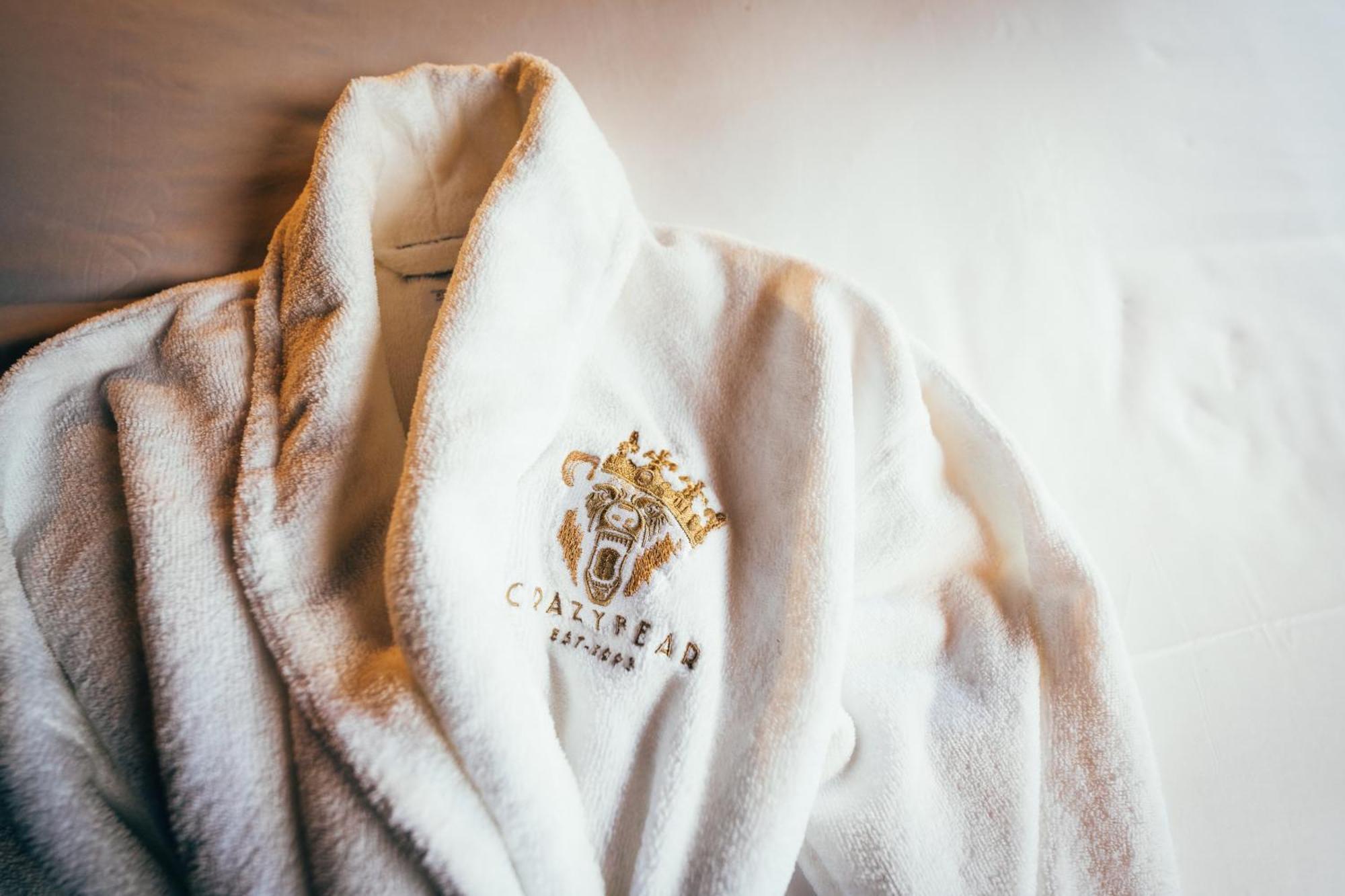 Отель Crazy Bear Биконсфилд Экстерьер фото A bathrobe