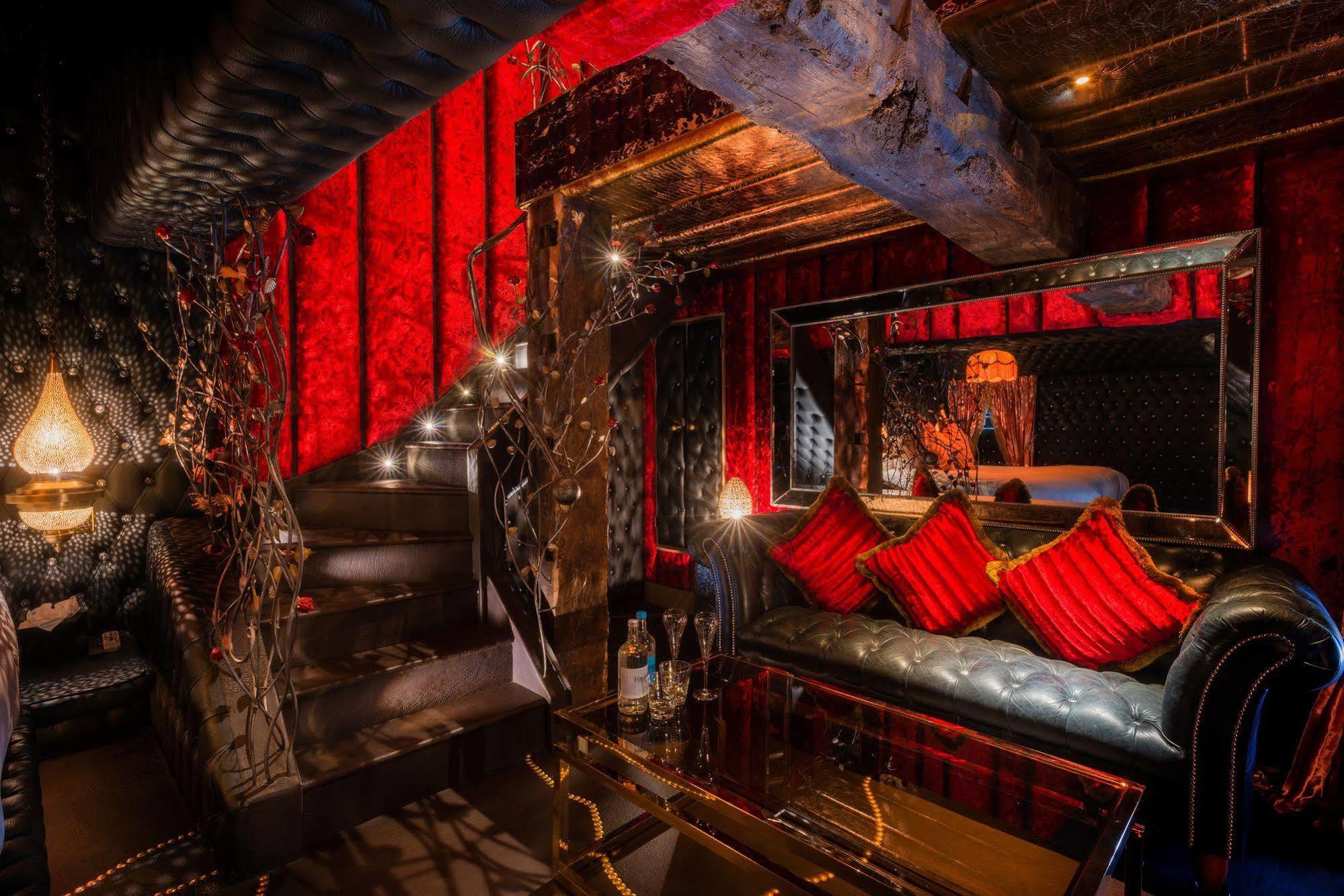 Отель Crazy Bear Биконсфилд Экстерьер фото Interior of the nightclub