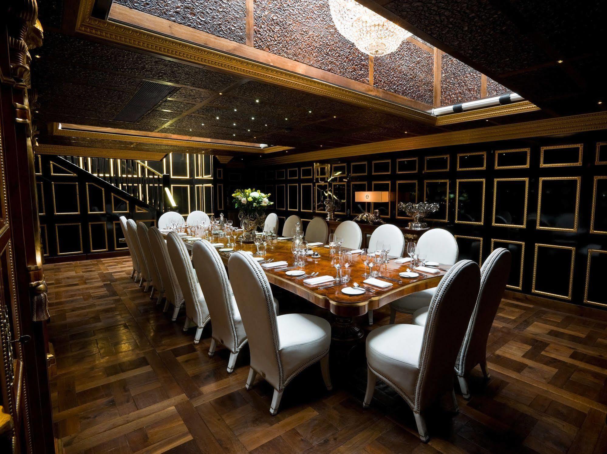 Отель Crazy Bear Биконсфилд Экстерьер фото The interior of the restaurant